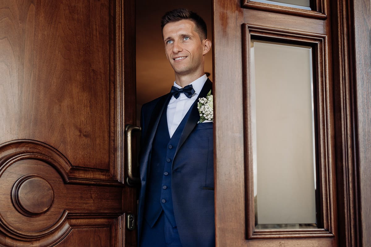 Fotografo matrimonio Torino | Tenuta La Michelina | Pinerolo. Preparazione dello sposo. Sposo esce di casa.
