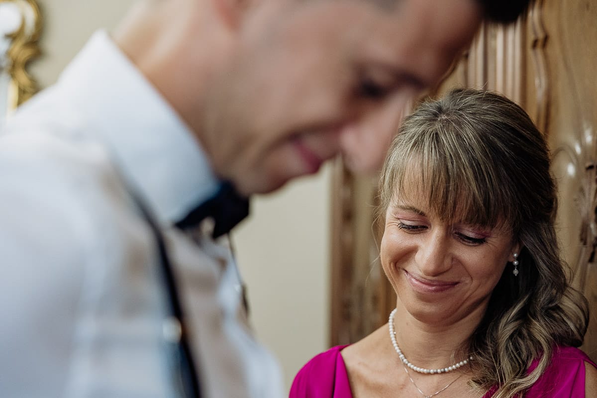 Fotografo matrimonio Torino | Tenuta La Michelina | Pinerolo. Preparazione dello sposo. Sorella guarda lo sposo.