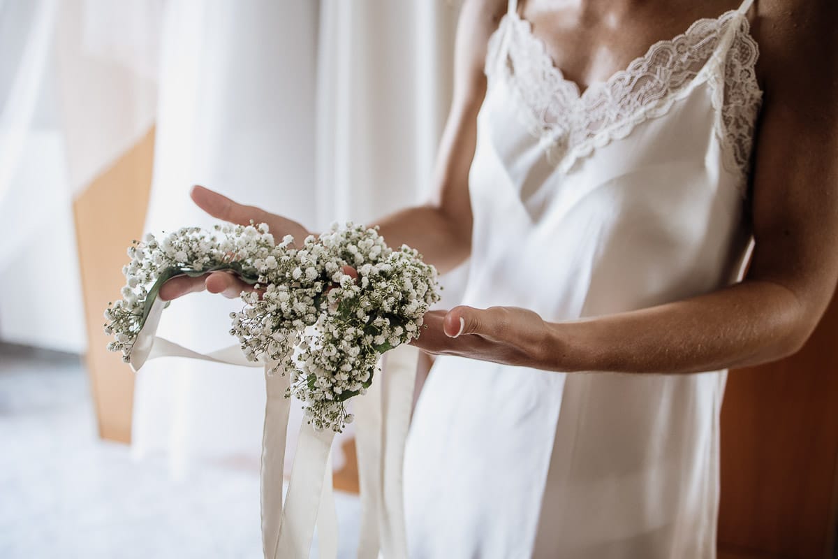 Fotografo matrimonio Torino | Tenuta La Michelina | Pinerolo. Preparazione della sposa. Sposa con i corsage delle testimoni