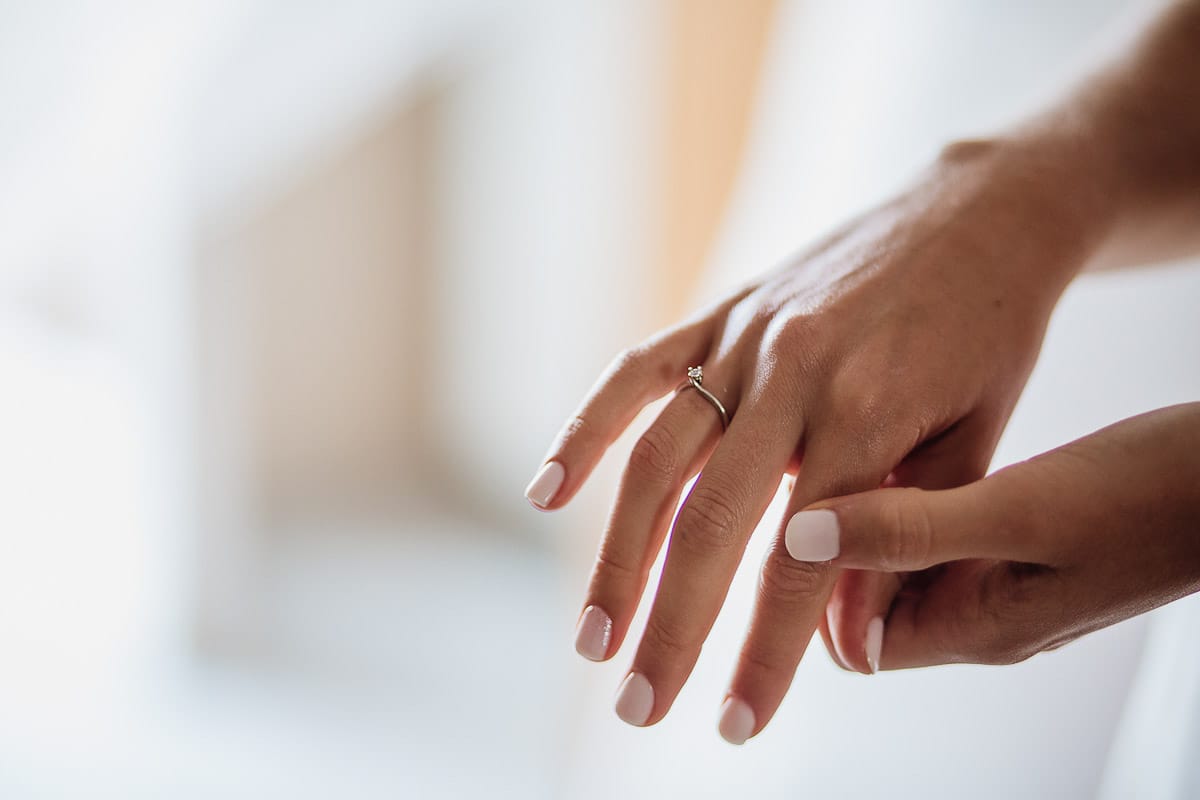 Fotografo matrimonio Torino | Tenuta La Michelina | Pinerolo. Preparazione della sposa. Mano della sposa con l'anello di fidanzamento