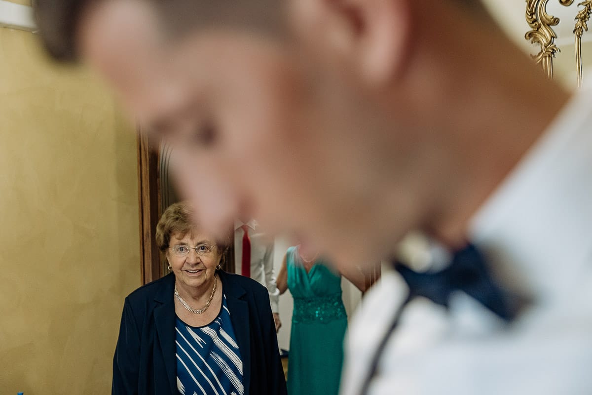 Fotografo matrimonio Torino | Tenuta La Michelina | Pinerolo. Preparazione dello sposo. Arrivo della nonna dello sposo.
