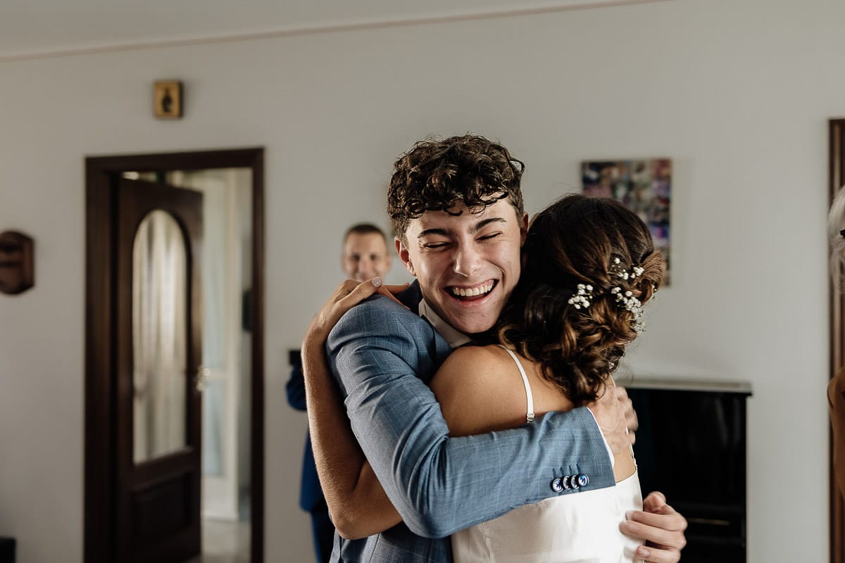 Fotografo matrimonio Torino | Tenuta La Michelina | Pinerolo. Preparazione della sposa. Abbraccio della sposa con il cugino
