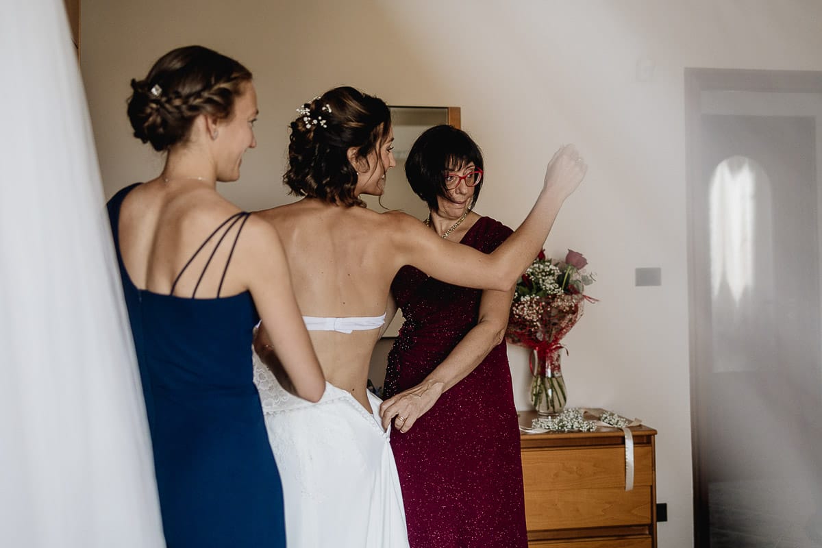 Fotografo matrimonio Torino | Tenuta La Michelina | Pinerolo. Preparazione della sposa. Sposa si toglie la vestaglietta