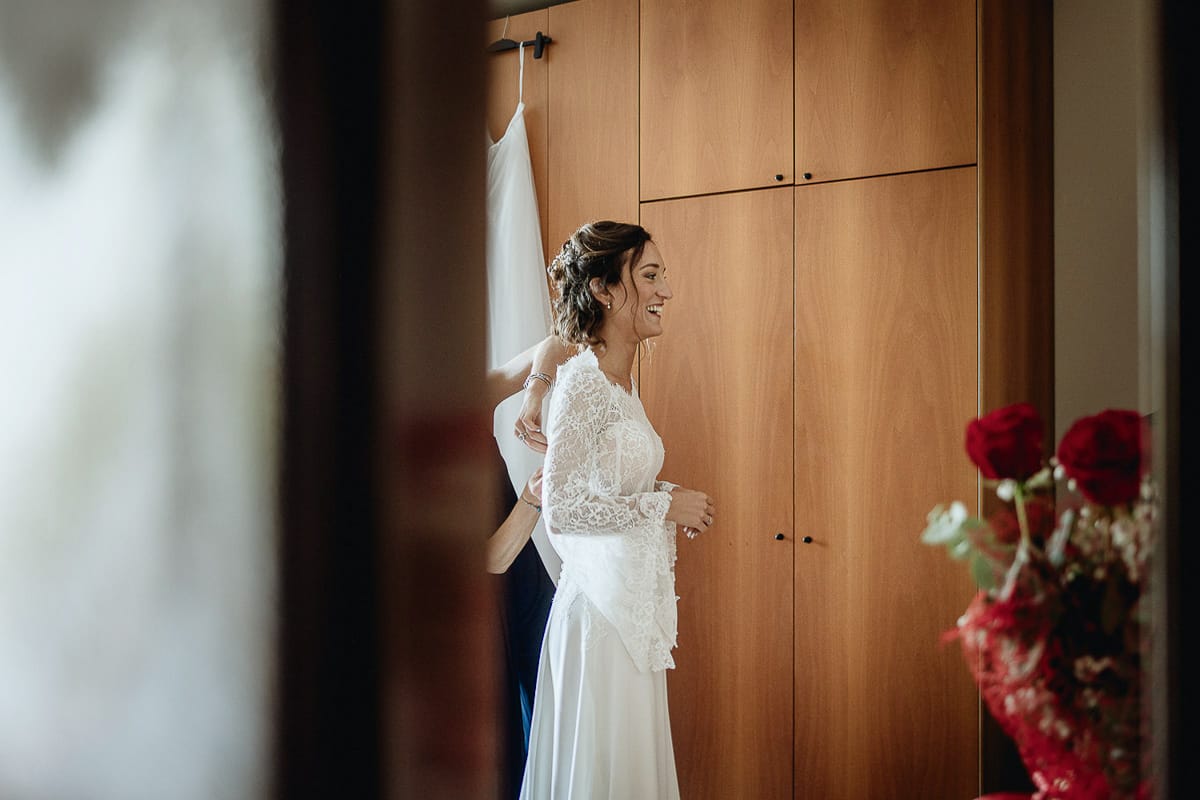 Fotografo matrimonio Torino | Tenuta La Michelina | Pinerolo. Preparazione della sposa. Vestizione della sposa riflessa allo specchio