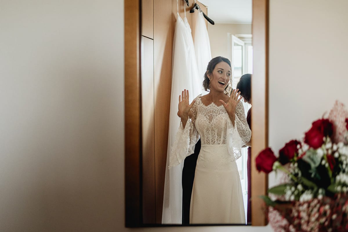 Fotografo matrimonio Torino | Tenuta La Michelina | Pinerolo. Preparazione della sposa. Vestizione della sposa riflessa allo specchio