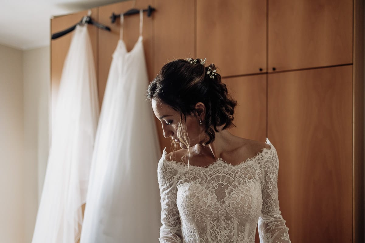 Fotografo matrimonio Torino | Tenuta La Michelina | Pinerolo. Preparazione della sposa. Vestizione della sposa Sposa si guarda indietro.