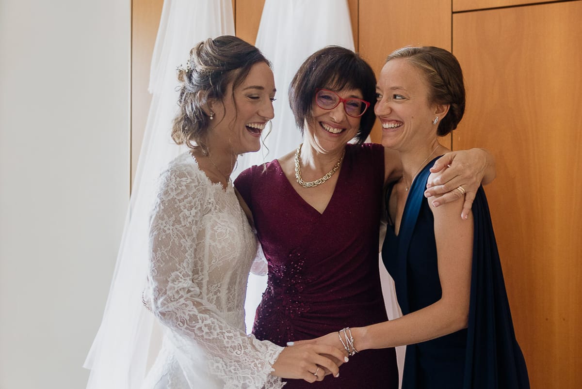 Fotografo matrimonio Torino | Tenuta La Michelina | Pinerolo. Preparazione della sposa. Vestizione della sposa . Sposa con mamma e sorella.