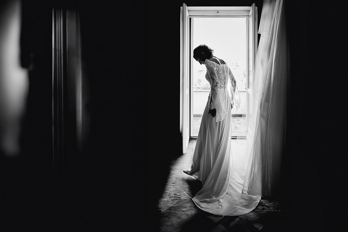 Fotografo matrimonio Torino | Tenuta La Michelina | Pinerolo. Preparazione della sposa. Vestizione della sposa Ritratto della sposa da dietro. Bianco e nero.