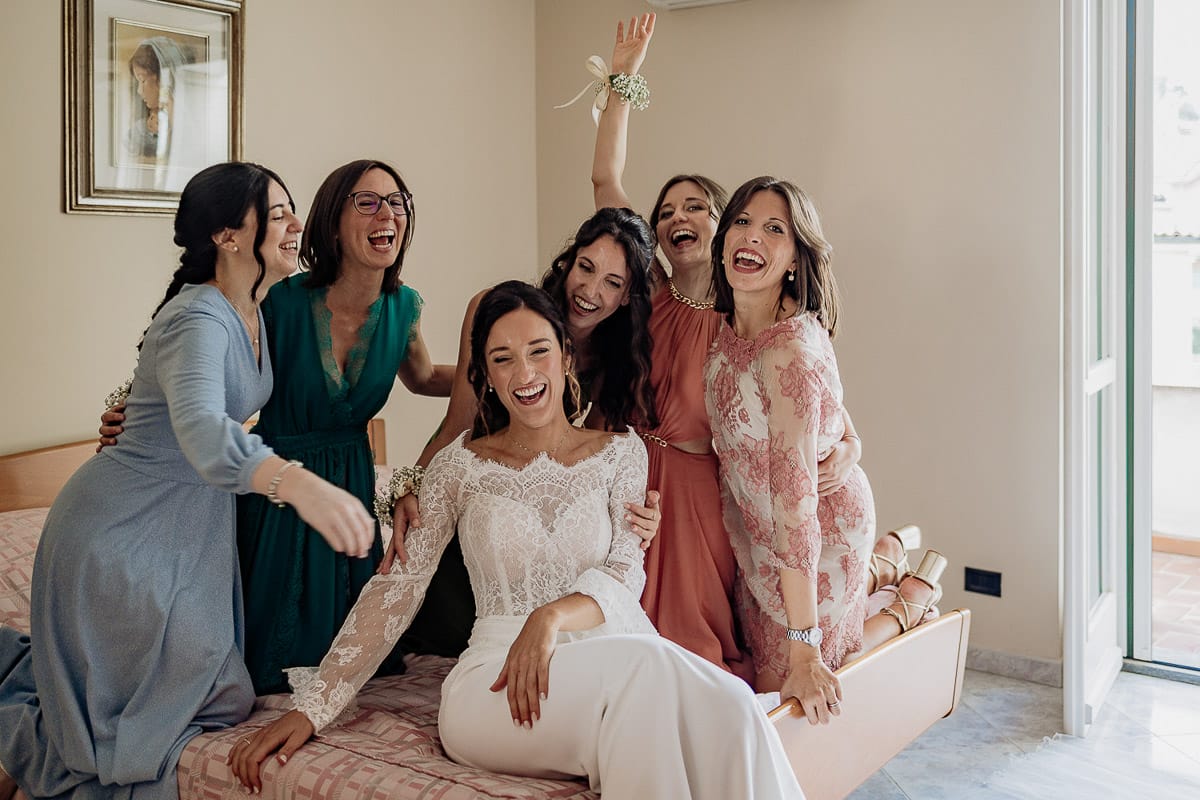 Fotografo matrimonio Torino | Tenuta La Michelina | Pinerolo. Preparazione della sposa. Sposa con le testimoni e le amiche.