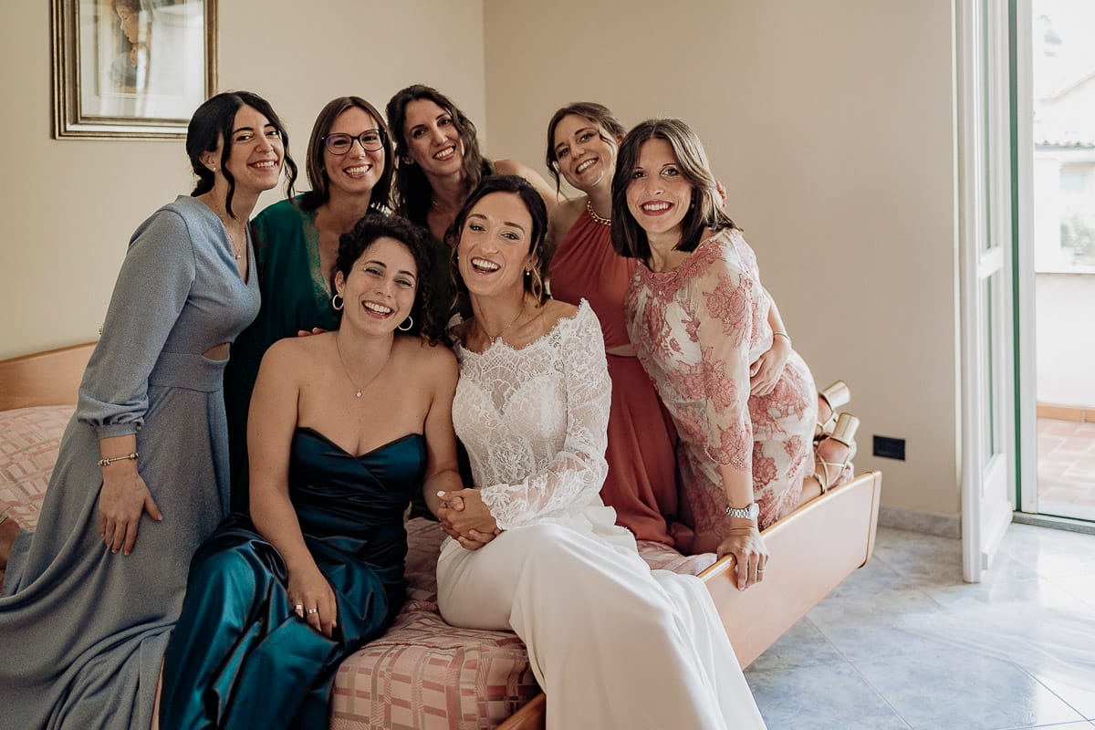 Fotografo matrimonio Torino | Tenuta La Michelina | Pinerolo. Preparazione della sposa. Sposa con le testimoni e le amiche.