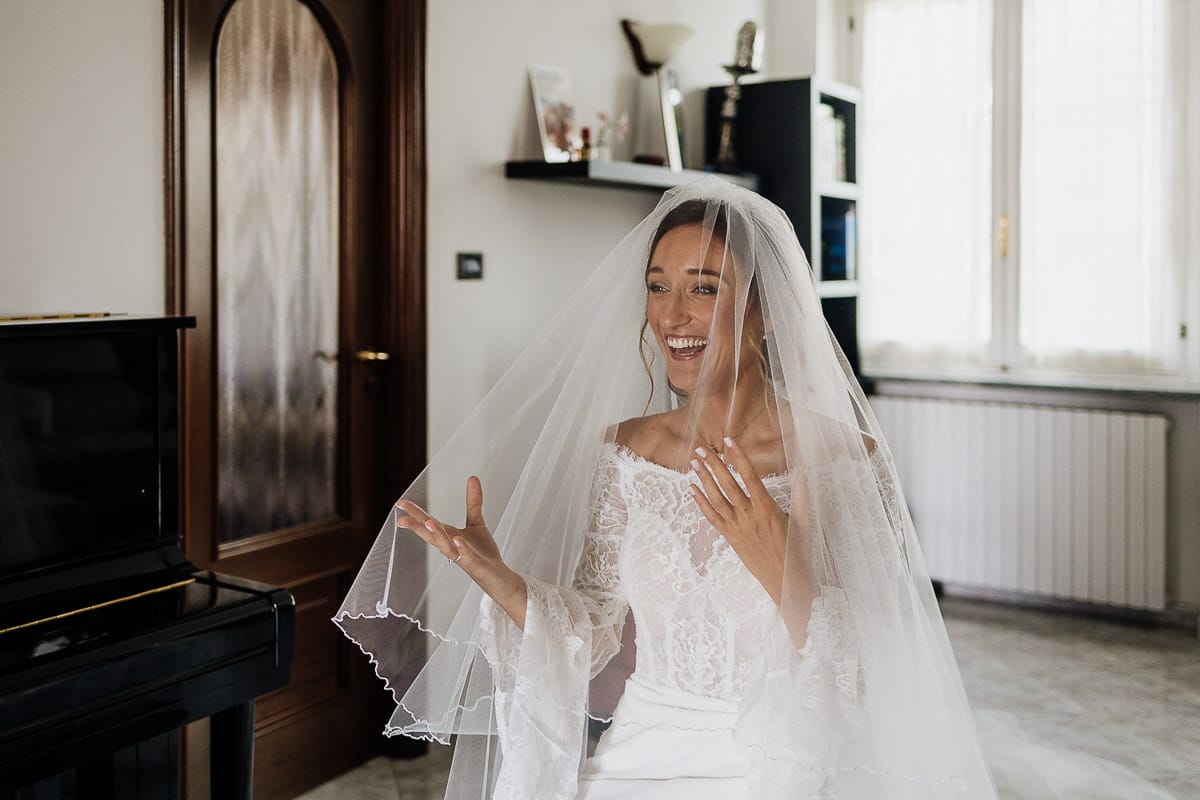 Fotografo matrimonio Torino | Tenuta La Michelina | Pinerolo. Preparazione della sposa. Sposa con il velo calato.