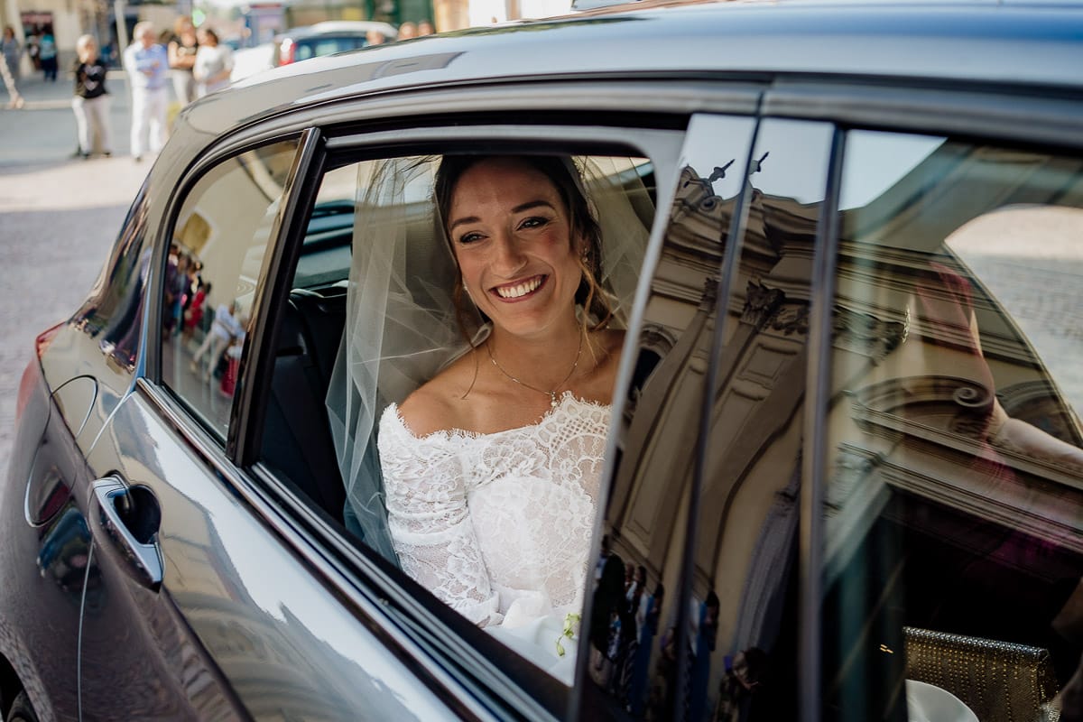 Fotografo matrimonio Torino | Tenuta La Michelina | Pinerolo. Cerimonia religiosa nella chiesa di Santa Maria Maggiore di Poirino. Arrivo della sposa. Sposa in auto.