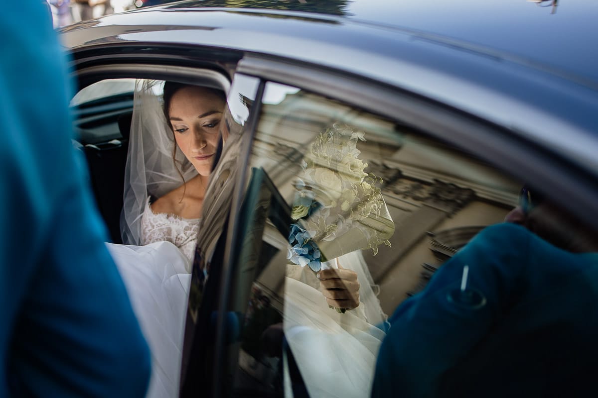 Fotografo matrimonio Torino | Tenuta La Michelina | Pinerolo. Cerimonia religiosa nella chiesa di Santa Maria Maggiore di Poirino. Ritratto della sposa che scende dall'auto