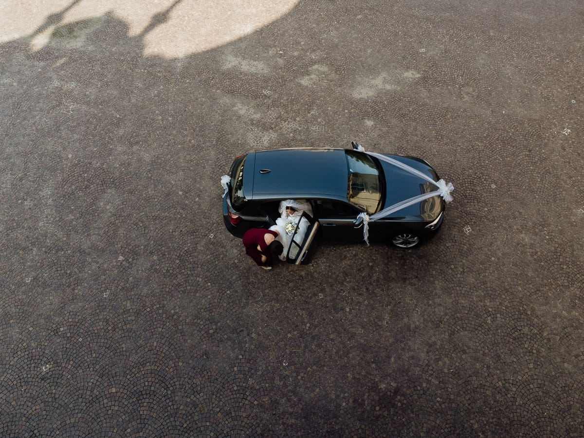 Fotografo matrimonio Torino | Tenuta La Michelina | Pinerolo. Cerimonia religiosa nella chiesa di Santa Maria Maggiore di Poirino. Ritratto della sposa che scende dall'auto. Foto aerea dal drone