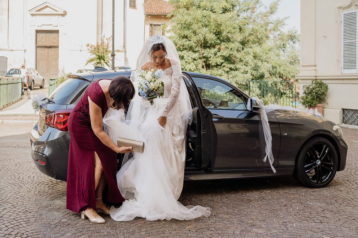 Fotografo matrimonio Torino | Tenuta La Michelina | Pinerolo. Cerimonia religiosa nella chiesa di Santa Maria Maggiore di Poirino. Ritratto della sposa che scende dall'auto