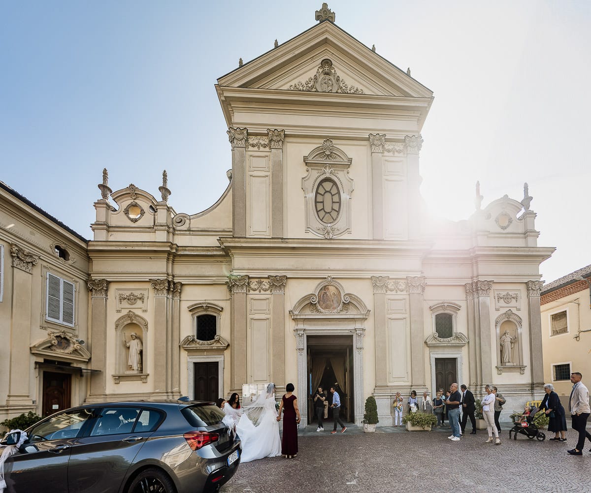 Fotografo matrimonio Torino | Tenuta La Michelina | Pinerolo. Cerimonia religiosa nella chiesa di Santa Maria Maggiore di Poirino. Ritratto della sposa che si dirige verso la chiesa.