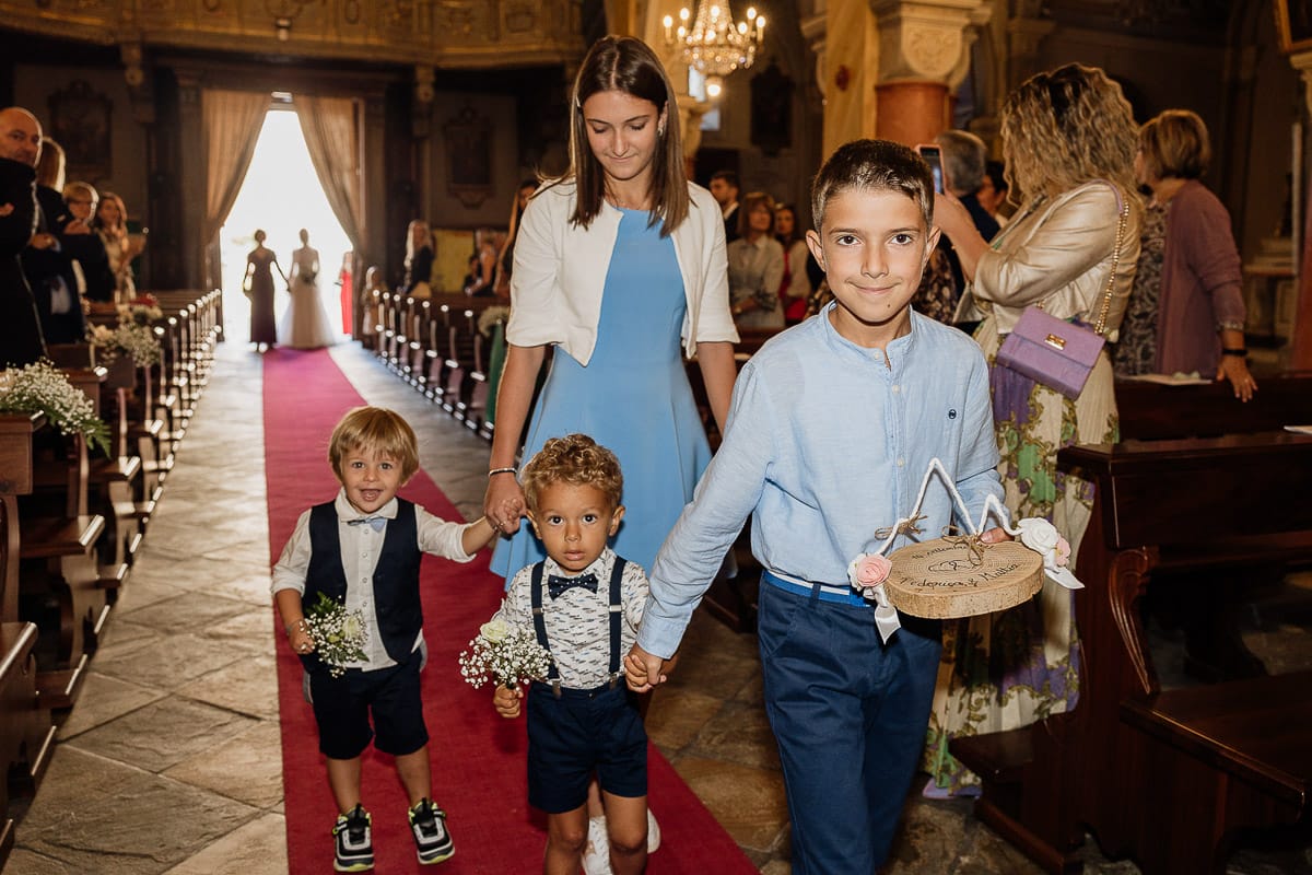 Fotografo matrimonio Torino | Tenuta La Michelina | Pinerolo. Cerimonia religiosa nella chiesa di Santa Maria Maggiore di Poirino. Entrata di paggetti e damigelle.