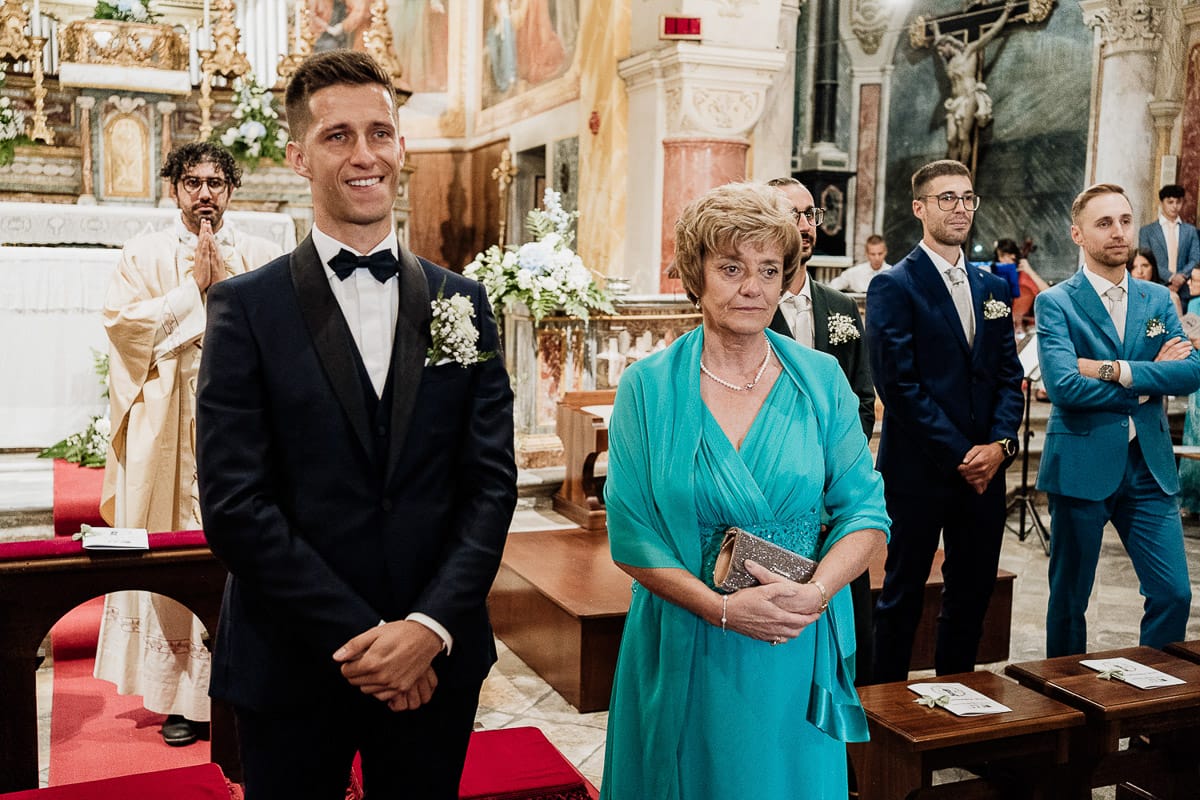 Fotografo matrimonio Torino | Tenuta La Michelina | Pinerolo. Cerimonia religiosa nella chiesa di Santa Maria Maggiore di Poirino. Sposo con la mamma che attende la sposa.