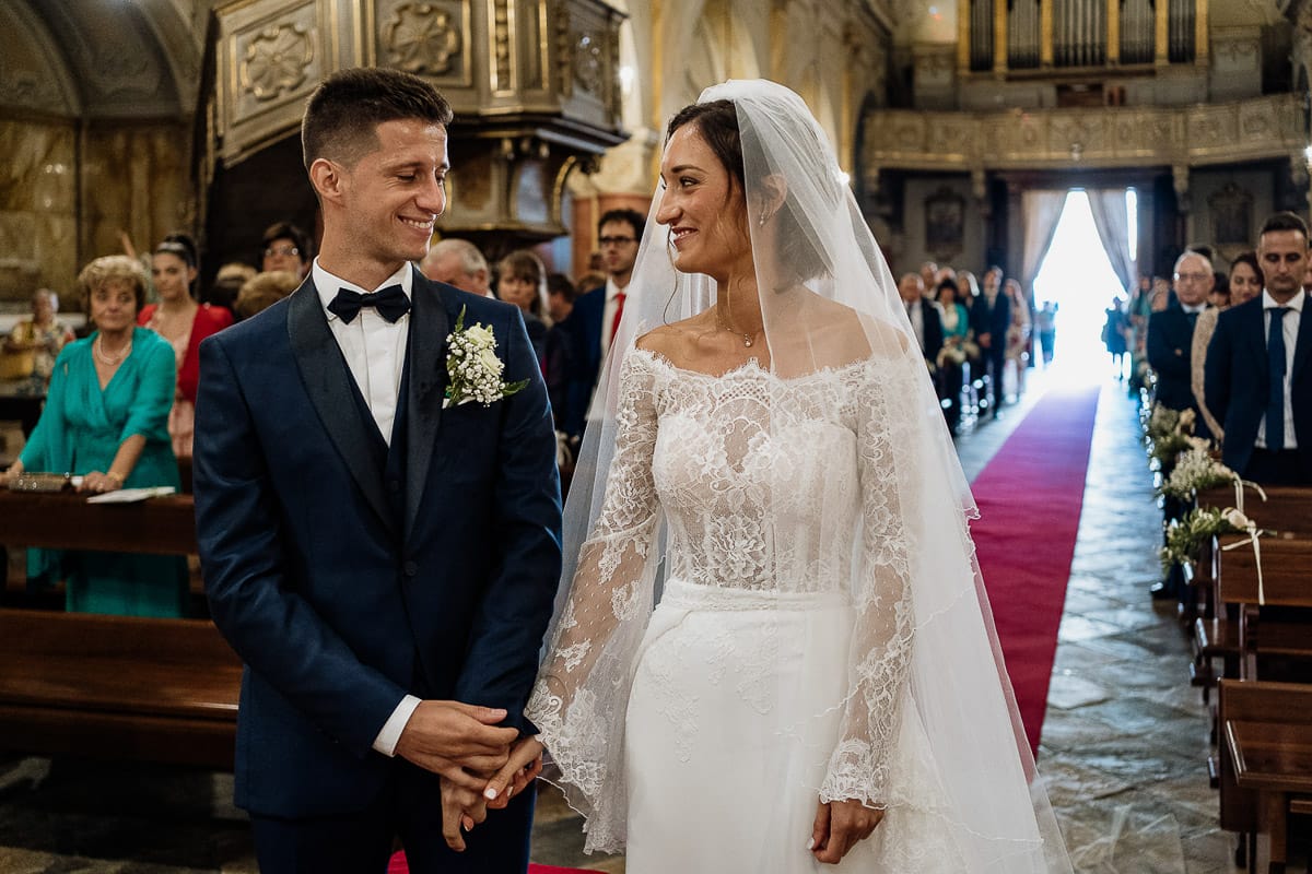 Fotografo matrimonio Torino | Tenuta La Michelina | Pinerolo. Cerimonia religiosa nella chiesa di Santa Maria Maggiore di Poirino. Sposi si guardano