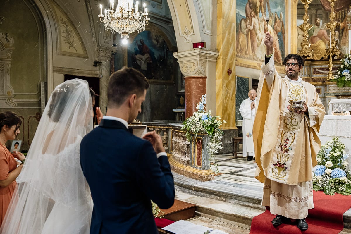 Fotografo matrimonio Torino | Tenuta La Michelina | Pinerolo. Cerimonia religiosa nella chiesa di Santa Maria Maggiore di Poirino. benedizione del sacerdote