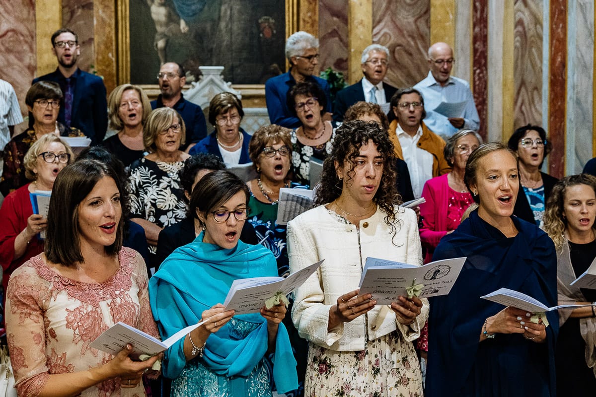 Fotografo matrimonio Torino | Tenuta La Michelina | Pinerolo. Cerimonia religiosa nella chiesa di Santa Maria Maggiore di Poirino. Coro che canta