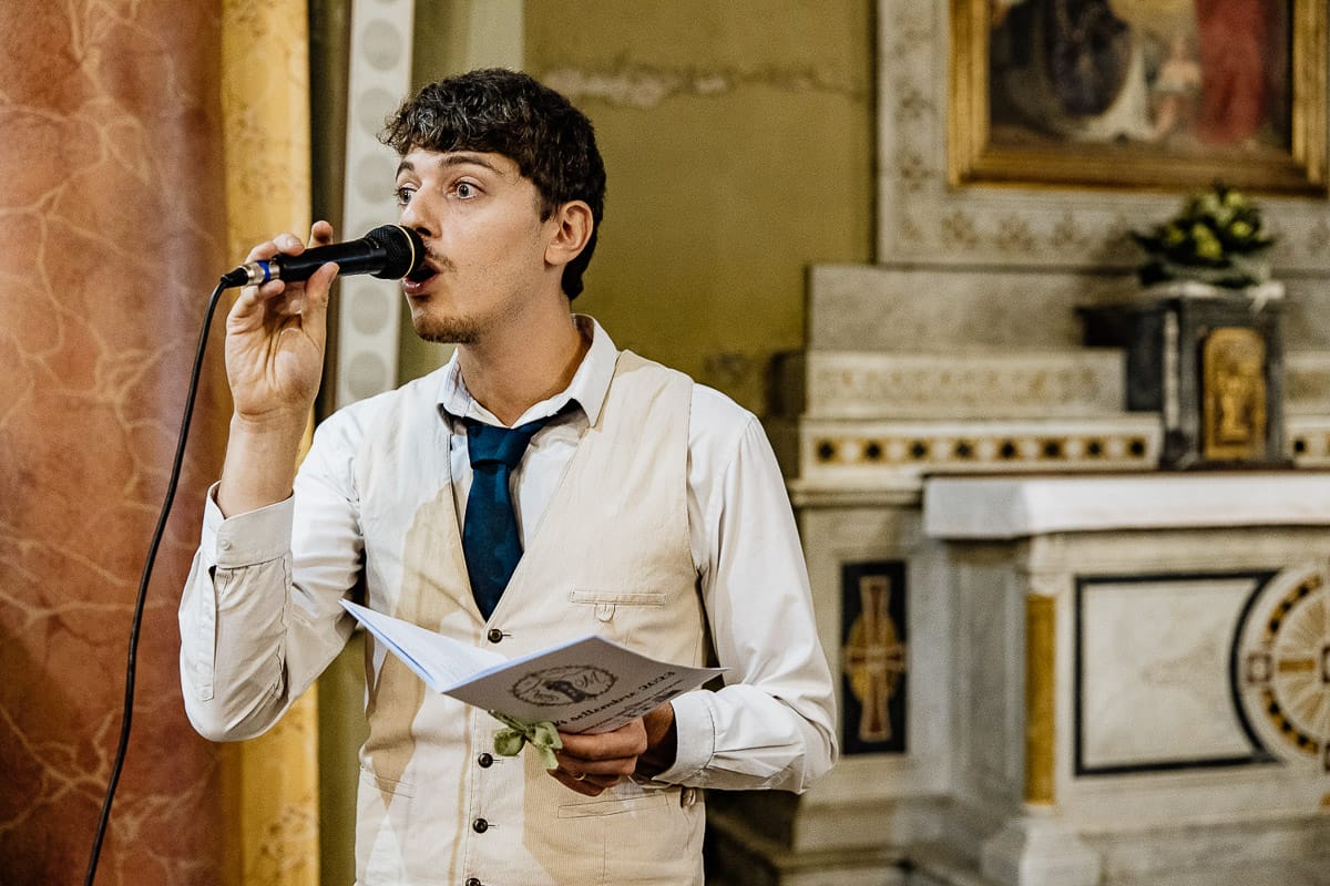 Fotografo matrimonio Torino | Tenuta La Michelina | Pinerolo. Cerimonia religiosa nella chiesa di Santa Maria Maggiore di Poirino. Voce solista del coro.