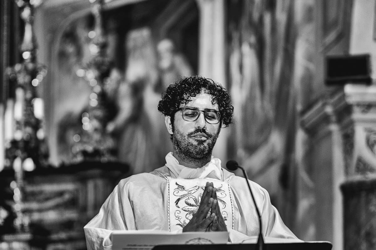 Fotografo matrimonio Torino | Tenuta La Michelina | Pinerolo. Cerimonia religiosa nella chiesa di Santa Maria Maggiore di Poirino. Sacerdote