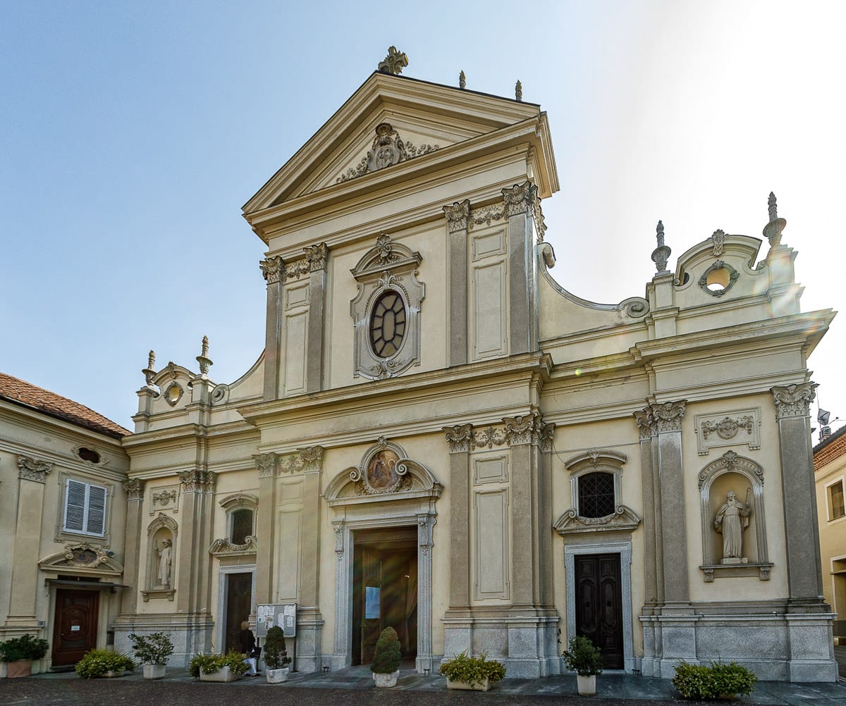 Fotografo matrimonio Torino | Tenuta La Michelina | Pinerolo. Cerimonia religiosa nella chiesa di Santa Maria Maggiore di Poirino. Esterno della chiesa.