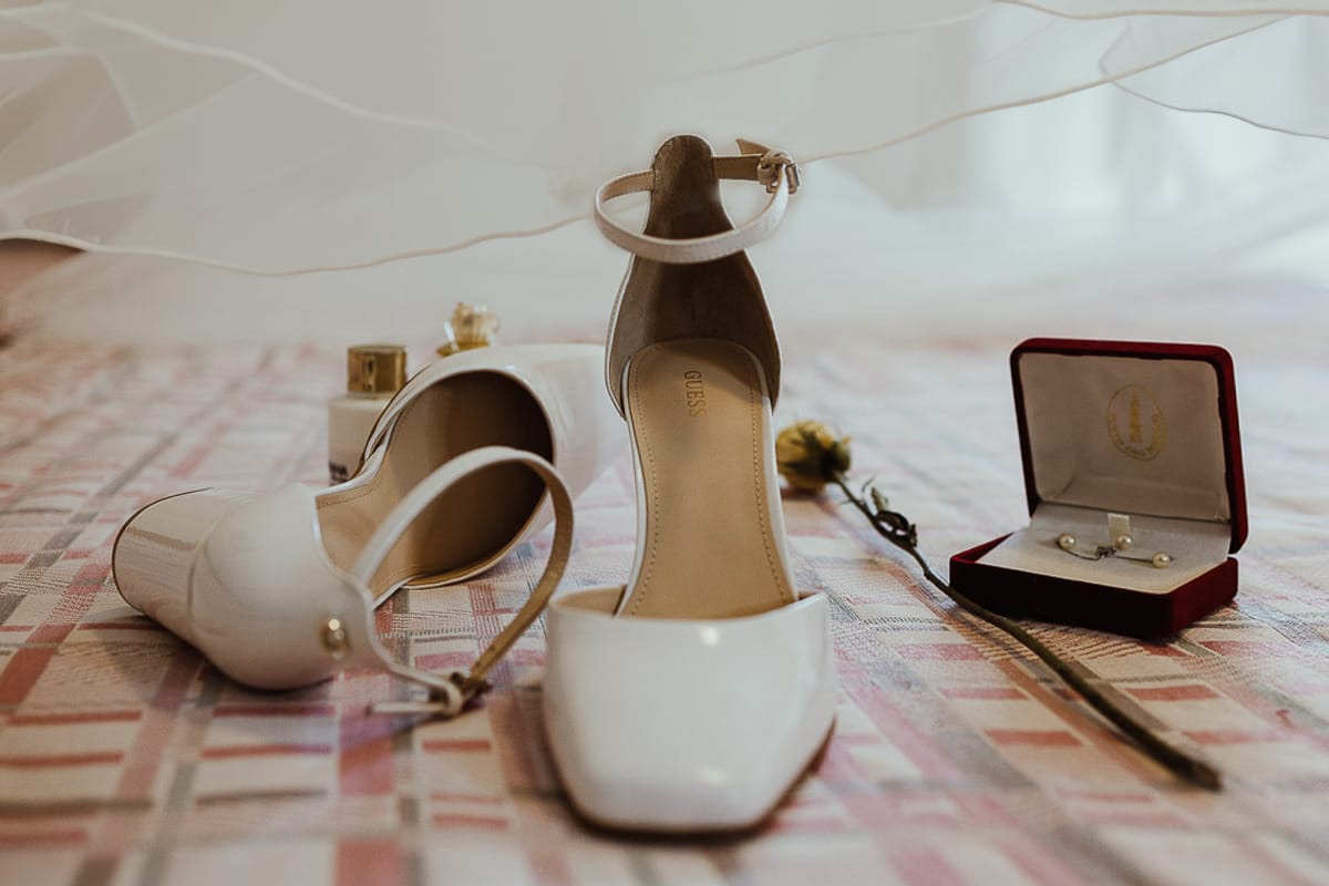 Fotografo matrimonio Torino | Tenuta La Michelina | Pinerolo. Dettagli della preparazione della sposa. Scarpe