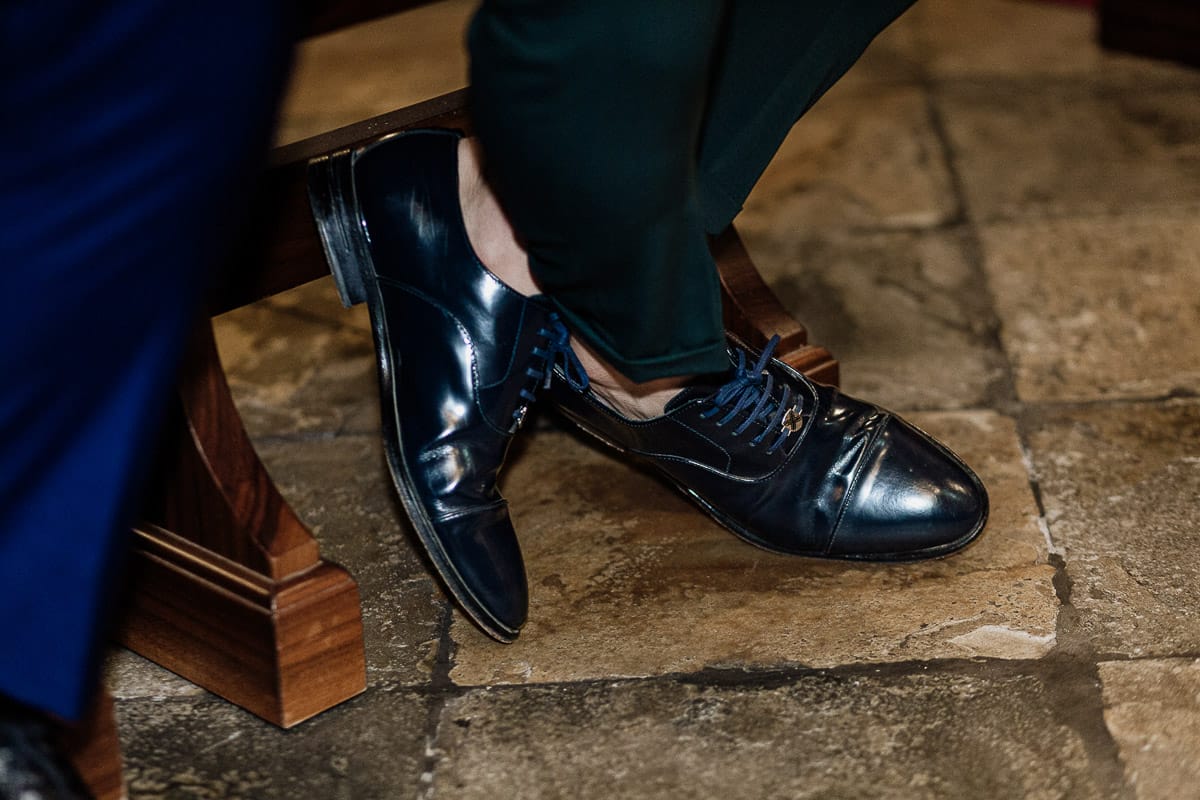 Fotografo matrimonio Torino | Tenuta La Michelina | Pinerolo. Cerimonia religiosa nella chiesa di Santa Maria Maggiore di Poirino. Scarpe di un testimone.