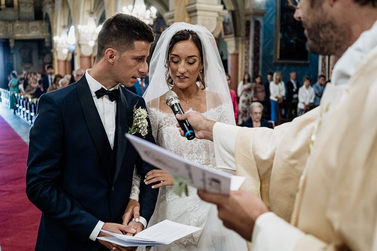 Fotografo matrimonio Torino | Tenuta La Michelina | Pinerolo. Cerimonia religiosa nella chiesa di Santa Maria Maggiore di Poirino. Sposi pronunciano le promesse.