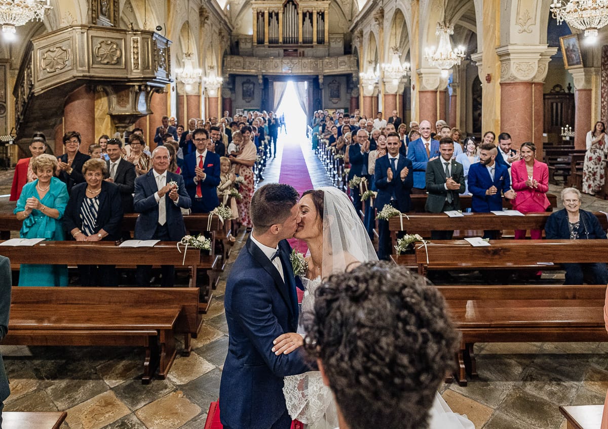 Fotografo matrimonio Torino | Tenuta La Michelina | Pinerolo. Cerimonia religiosa nella chiesa di Santa Maria Maggiore di Poirino. Bacio degli sposi.