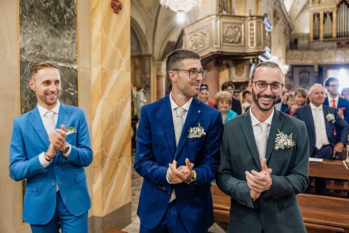 Fotografo matrimonio Torino | Tenuta La Michelina | Pinerolo. Cerimonia religiosa nella chiesa di Santa Maria Maggiore di Poirino. I testimoni applaudono.