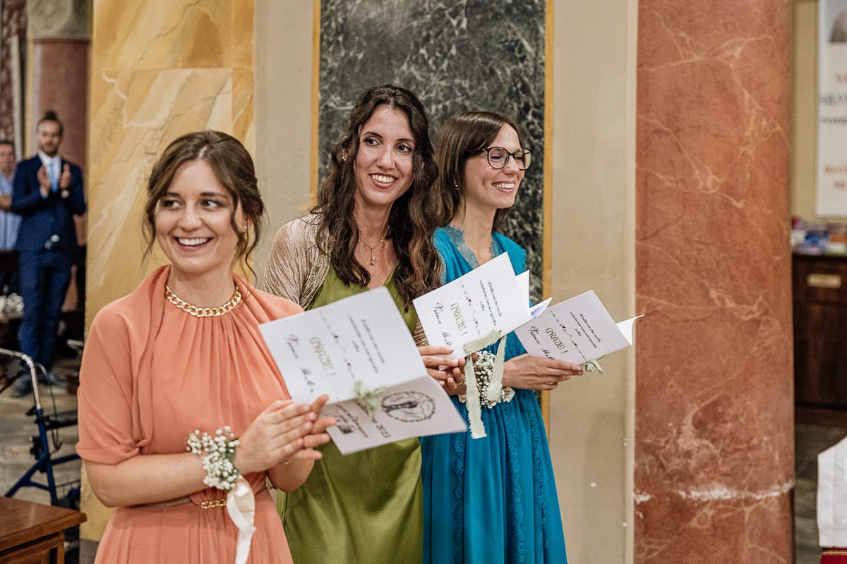 Fotografo matrimonio Torino | Tenuta La Michelina | Pinerolo. Cerimonia religiosa nella chiesa di Santa Maria Maggiore di Poirino. le testimoni applaudono.