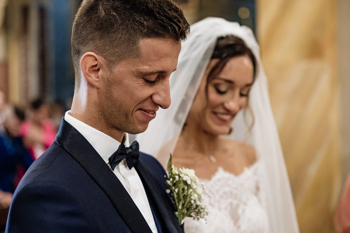 Fotografo matrimonio Torino | Tenuta La Michelina | Pinerolo. Cerimonia religiosa nella chiesa di Santa Maria Maggiore di Poirino. Sposo commosso