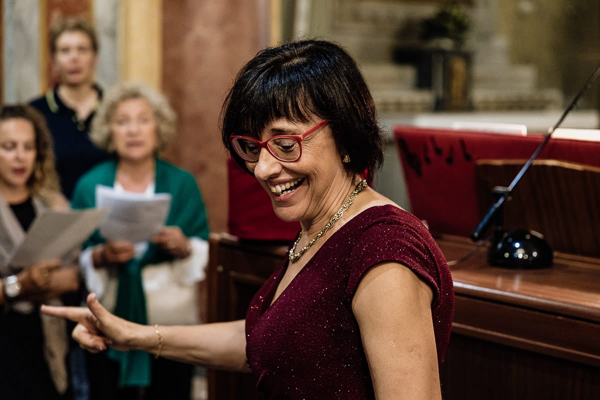 Fotografo matrimonio Torino | Tenuta La Michelina | Pinerolo. Cerimonia religiosa nella chiesa di Santa Maria Maggiore di Poirino. Mamma della sposa direttrice del coro.