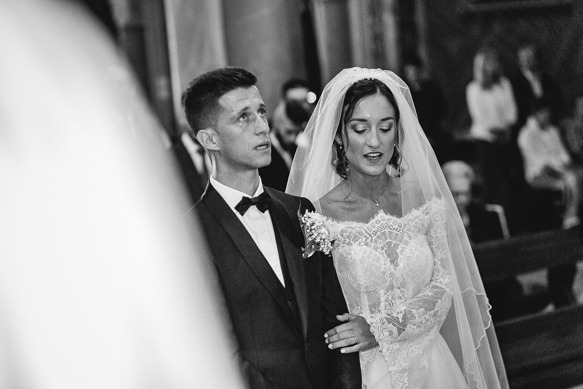 Fotografo matrimonio Torino | Tenuta La Michelina | Pinerolo. Cerimonia religiosa nella chiesa di Santa Maria Maggiore di Poirino. Sposo commosso piange.