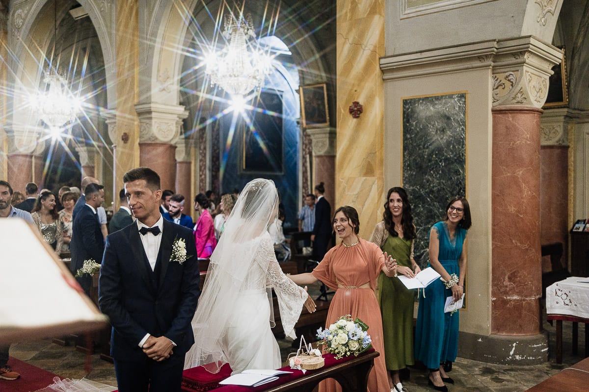 Fotografo matrimonio Torino | Tenuta La Michelina | Pinerolo. Cerimonia religiosa nella chiesa di Santa Maria Maggiore di Poirino. Segno della pace