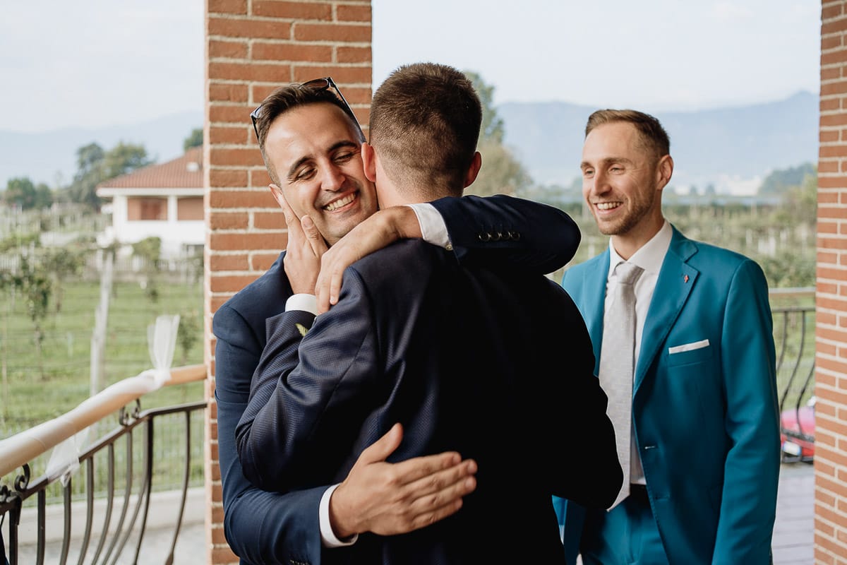 Fotografo matrimonio Torino | Tenuta La Michelina | Pinerolo. Preparazione dello sposo. Sposo abbraccia un amico