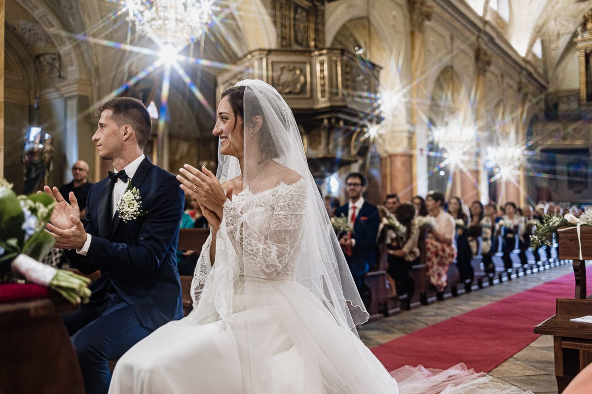 Fotografo matrimonio Torino | Tenuta La Michelina | Pinerolo. Cerimonia religiosa nella chiesa di Santa Maria Maggiore di Poirino. Gli sposi applaudono al coro.