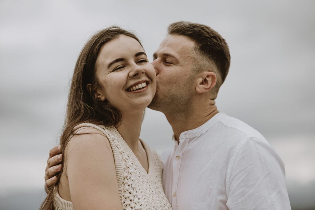 Proposta di matrimonio a Torino di Svajunaas ad Erika al Monte dei Cappuccini. Erika sorride, Svajunaas la bacia sulla guancia