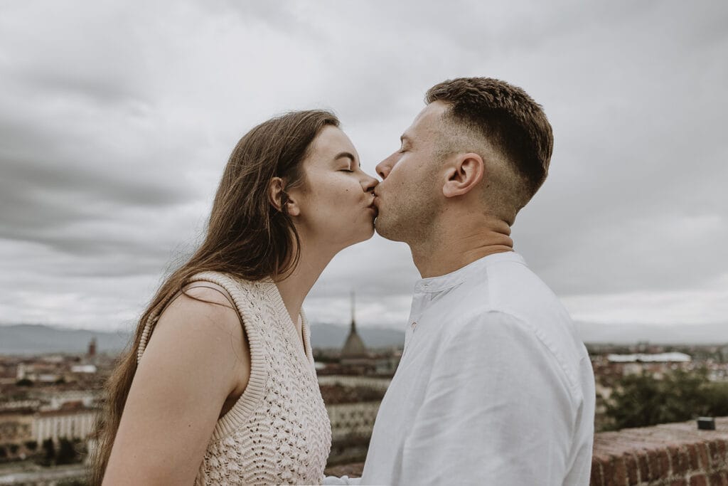 Proposta di matrimonio a Torino di Svajunaas ad Erika al Monte dei Cappuccini. la coppia lituana si bacia.
