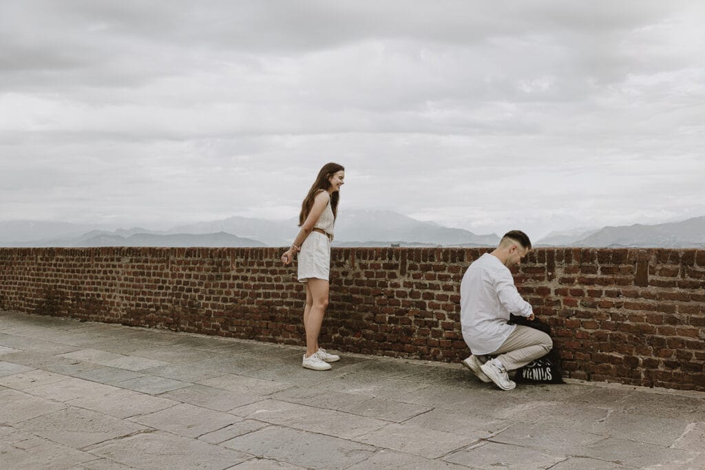 Proposta di matrimonio a Torino di Svajunaas ad Erika al Monte dei Cappuccini. Svajunaas cerca l'anello nella borsa.