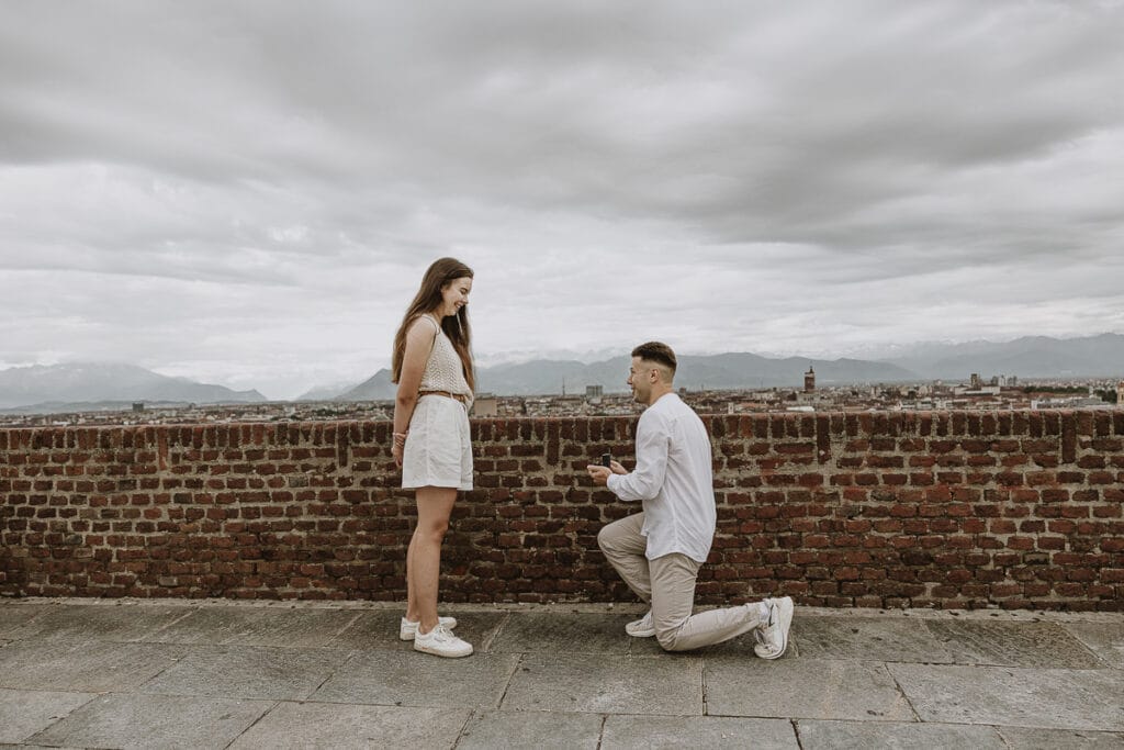 Proposta di matrimonio a Torino di Svajunaas ad Erika al Monte dei Cappuccini. Svajunaas si inginocchia davanti ad Erika.