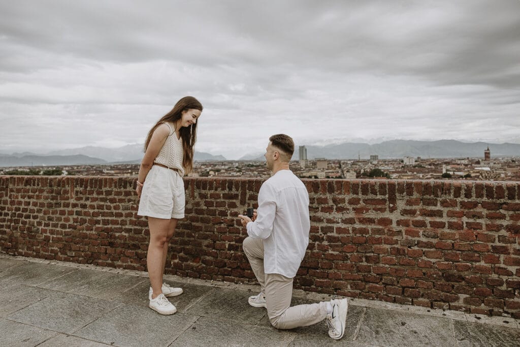 Proposta di matrimonio a Torino di Svajunaas ad Erika al Monte dei Cappuccini. Svajunaas si inginocchia davanti ad Erika.