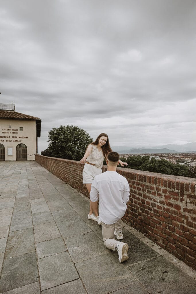 Proposta di matrimonio a Torino di Svajunaas ad Erika al Monte dei Cappuccini. Svajunaas si inginocchia davanti ad Erika.