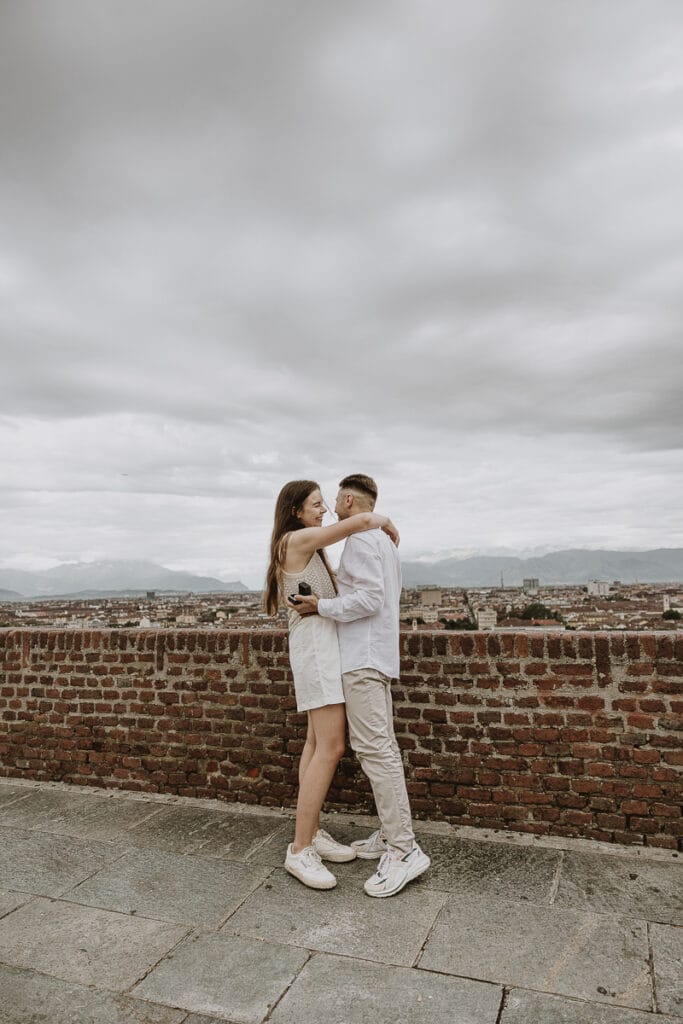 Proposta di matrimonio a Torino di Svajunaas ad Erika al Monte dei Cappuccini. Erika abbraccia il ragazzo