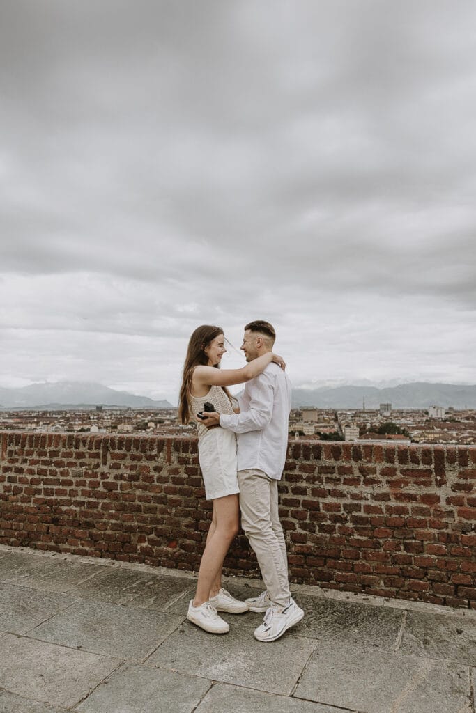 Proposta di matrimonio a Torino di Svajunaas ad Erika al Monte dei Cappuccini. Erika abbraccia il ragazzo