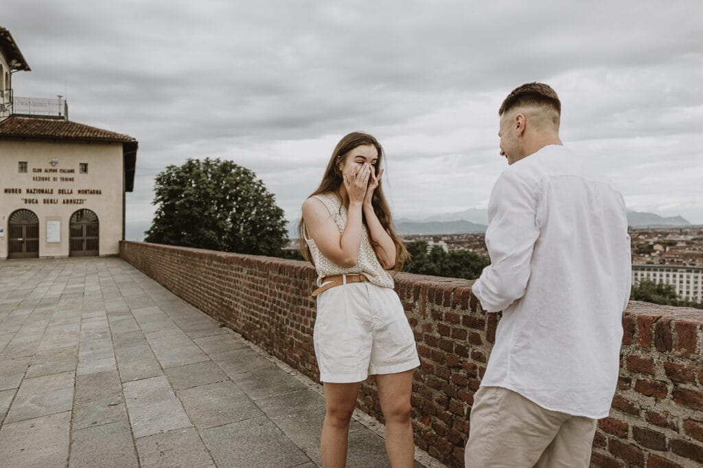 Proposta di matrimonio a Torino di Svajunaas ad Erika al Monte dei Cappuccini. Erika è commossa ed incredula.