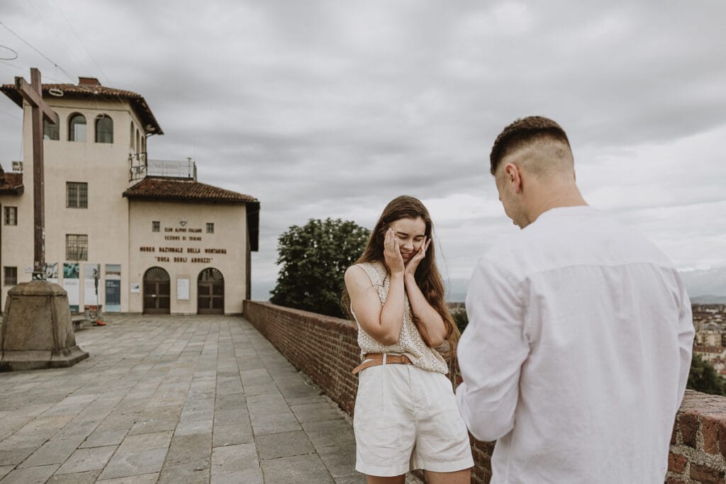 Proposta di matrimonio a Torino di Svajunaas ad Erika al Monte dei Cappuccini. Erika è commossa ed incredula.